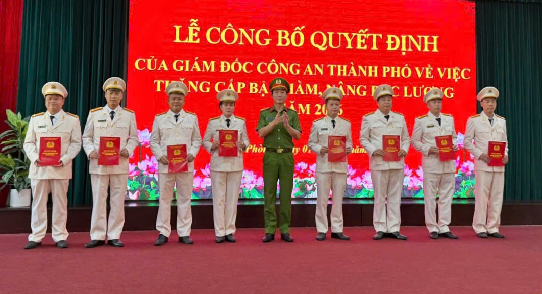 Phòng Cảnh sát hình sự tổ chức Lễ công bố quyết định của giám đốc Công an thành phố về việc thăng cấp bậc hàm, nâng lương năm 2026